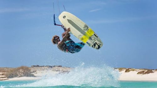 Kitesurfen: Kitesurfreisen mit surfbude.de