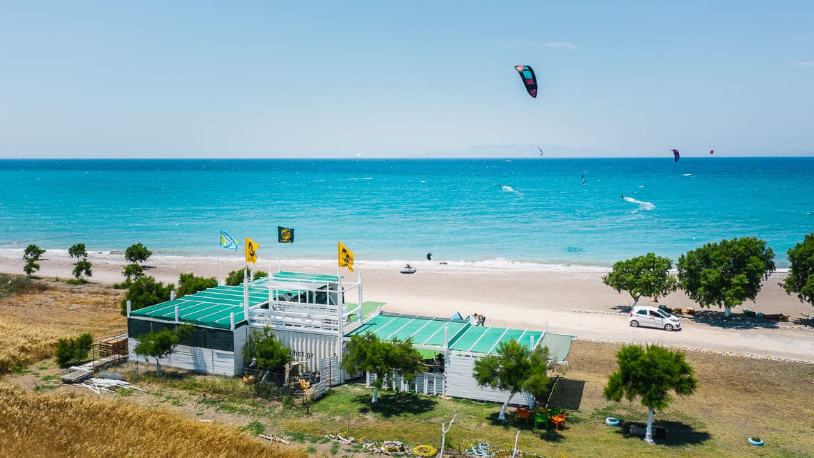 Theologos: wunderbare Kulisse an der Kite- und Wing/Windsurf Station